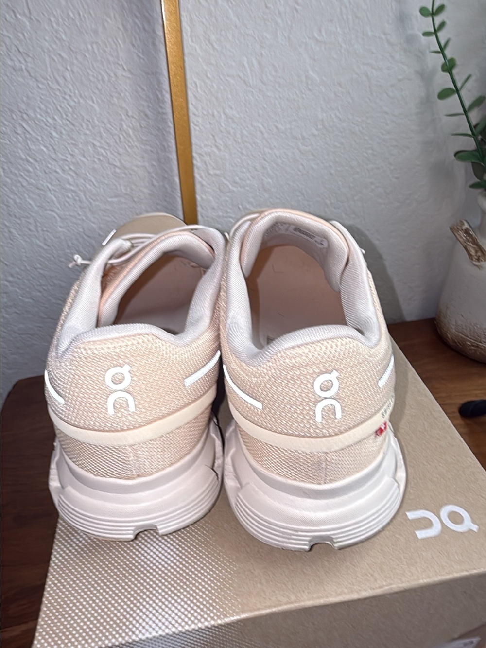 On Running Cloud 6 Sneakers in Blonde/dew 7.5 - Picture 4 of 10